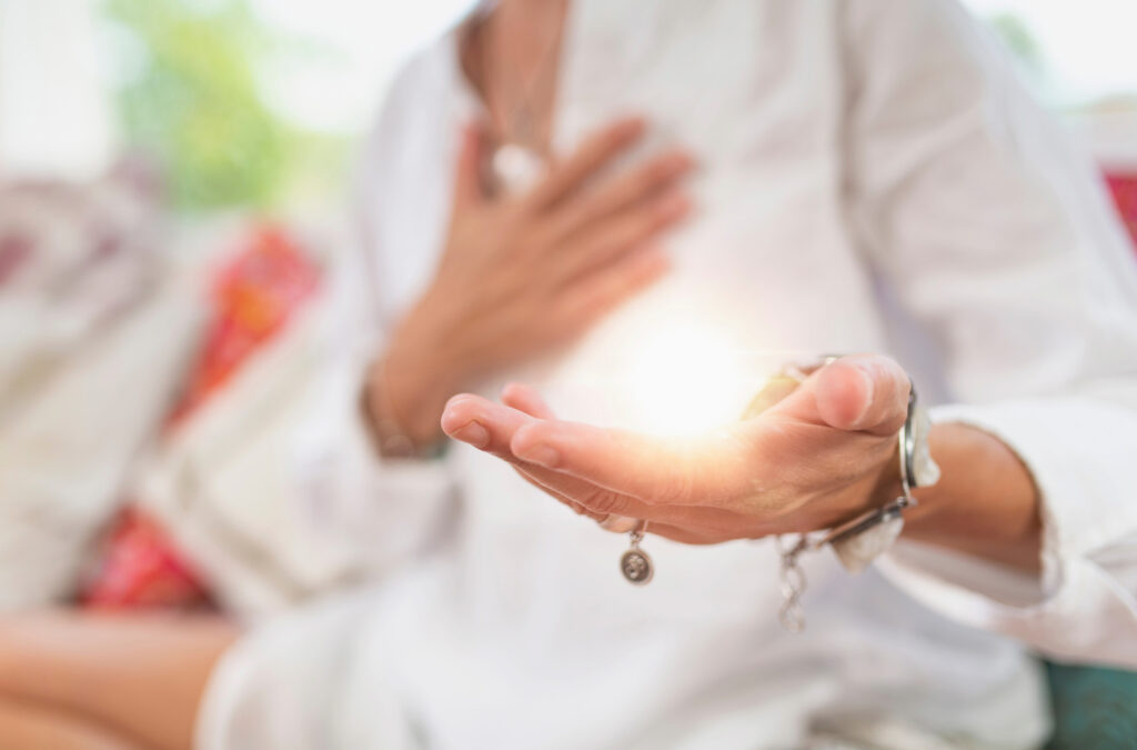 Persona realizando práctica de sanación energética y conexión espiritual con su propósito de vida
