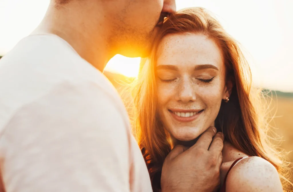 Pareja feliz en programa holístico creciendo juntos