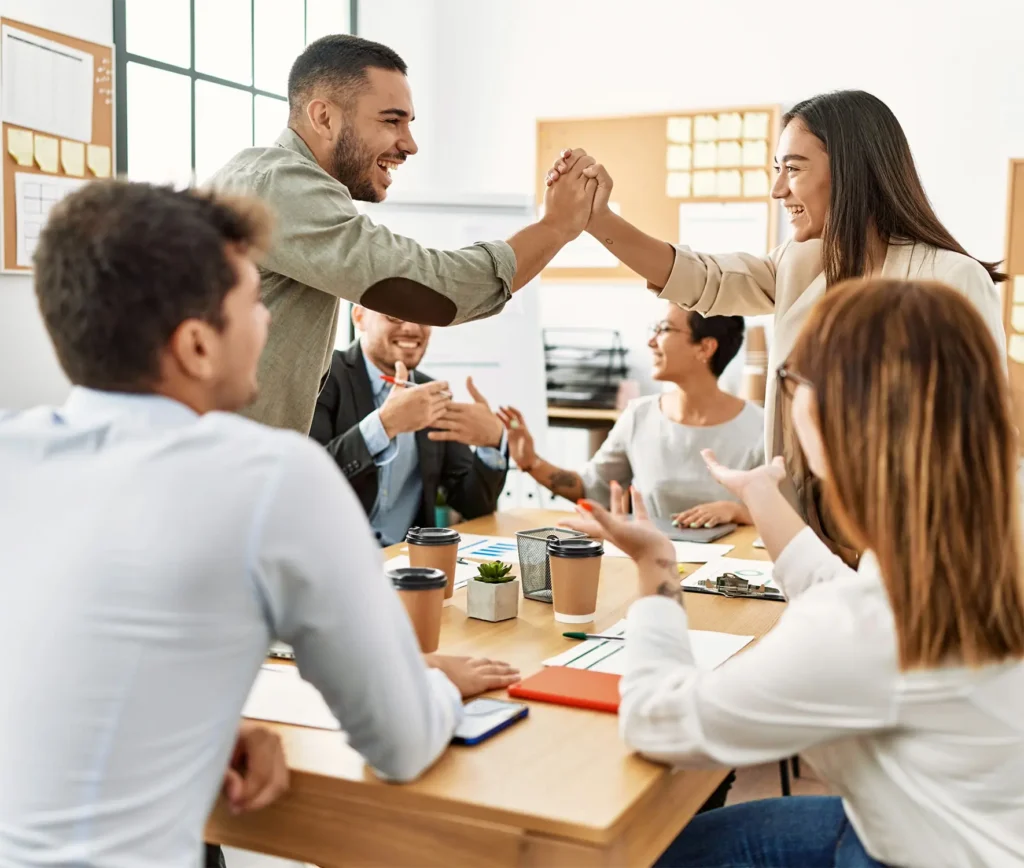 Equipo profesional en proceso de sanación energética de empresas