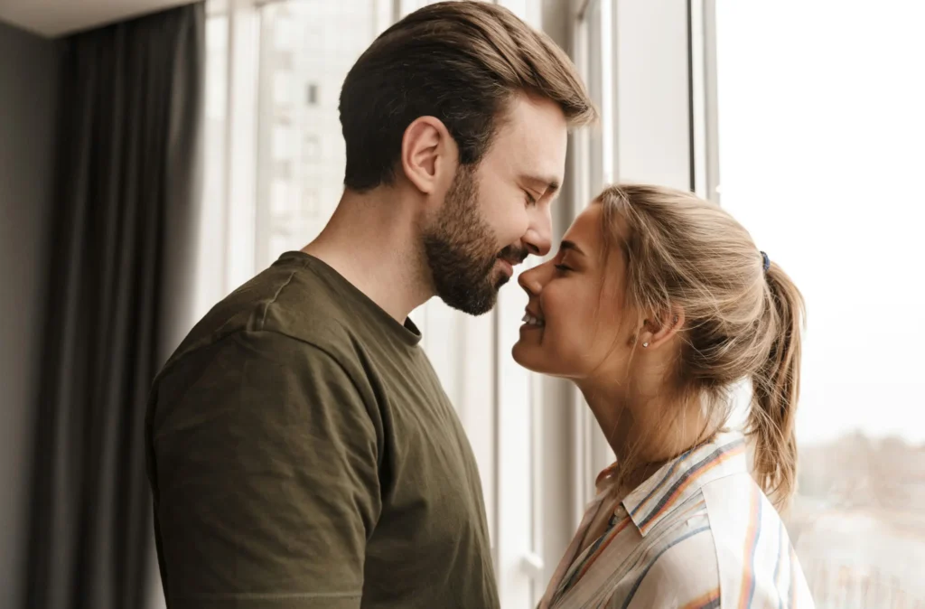 Pareja conectando desde el amor y la sanación emocional durante el programa de sanación para parejas Sanando Juntos