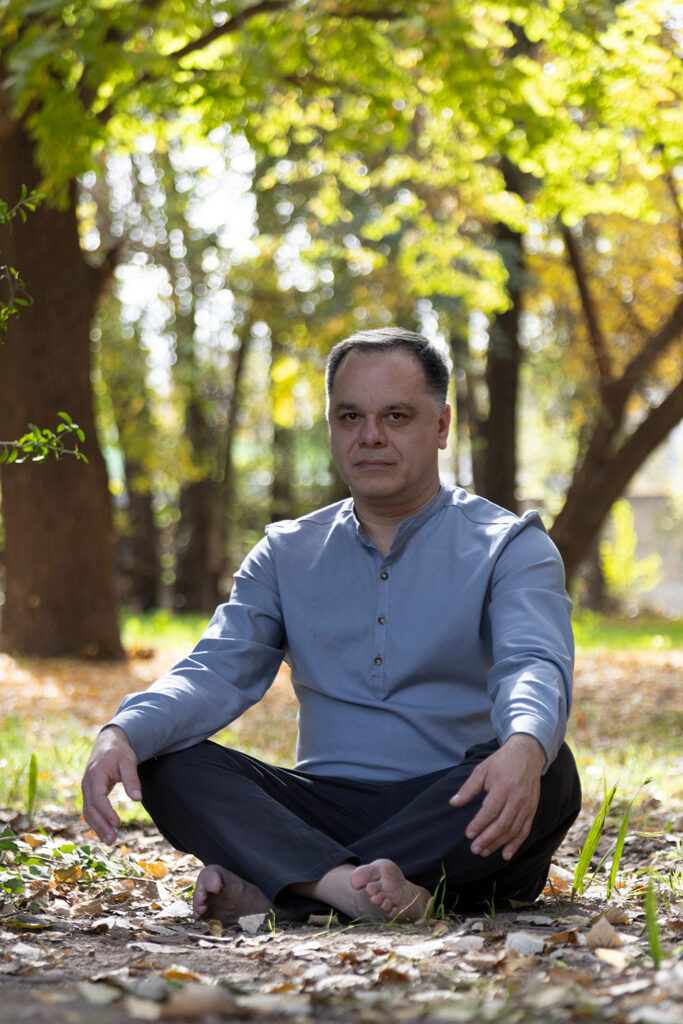 Mauricio Fracapani meditando en el bosque, guía espiritual en terapias holísticas y sanación energética desde el autoconocimiento