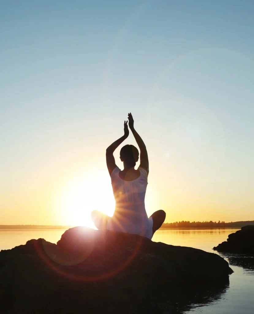 chica meditando en sanación energética