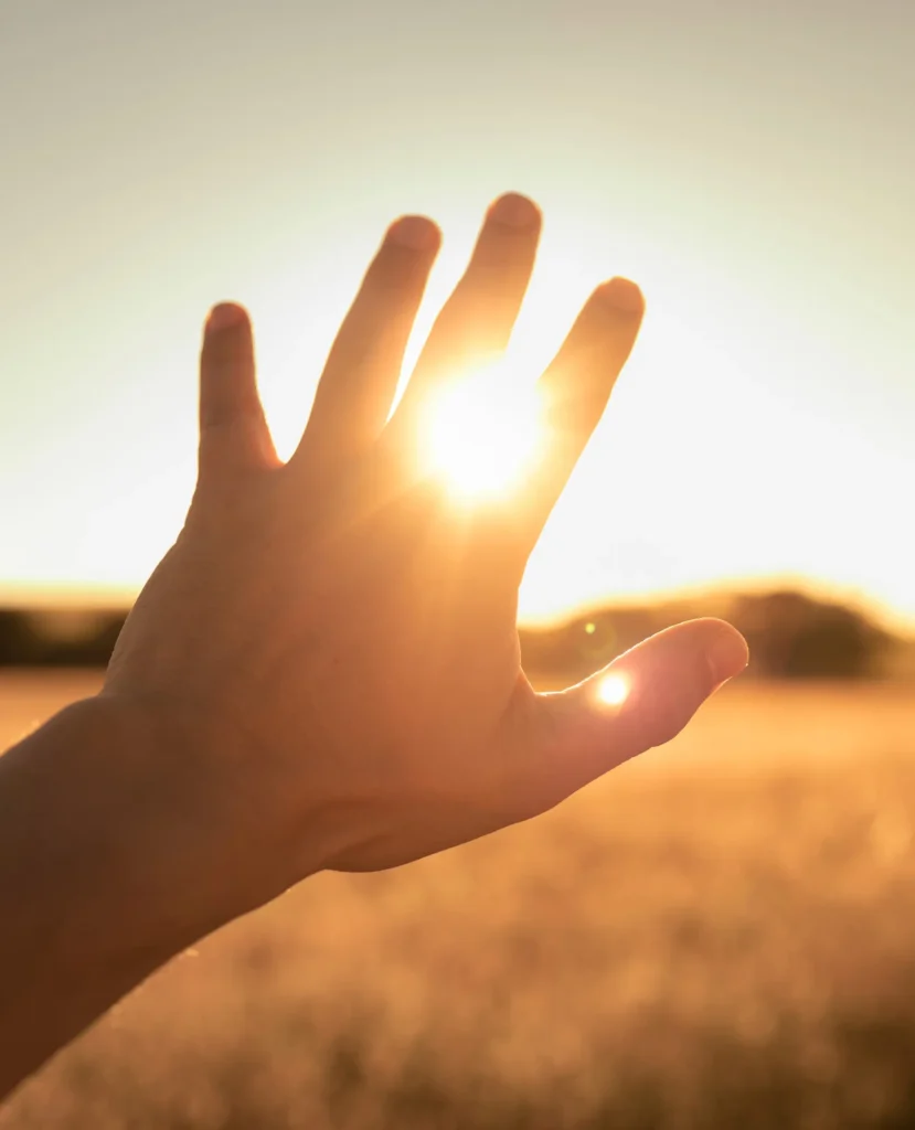 mano apuntando al sol